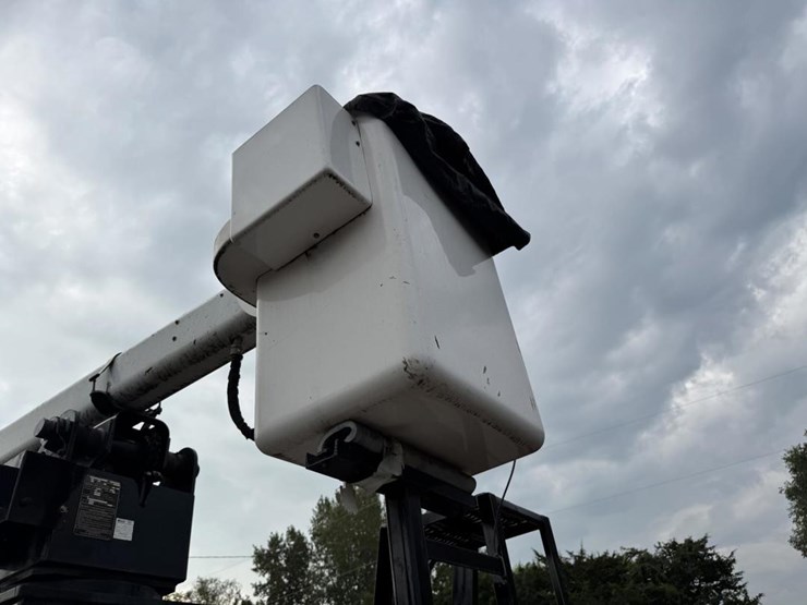 2003-peterbilt-330-image-28