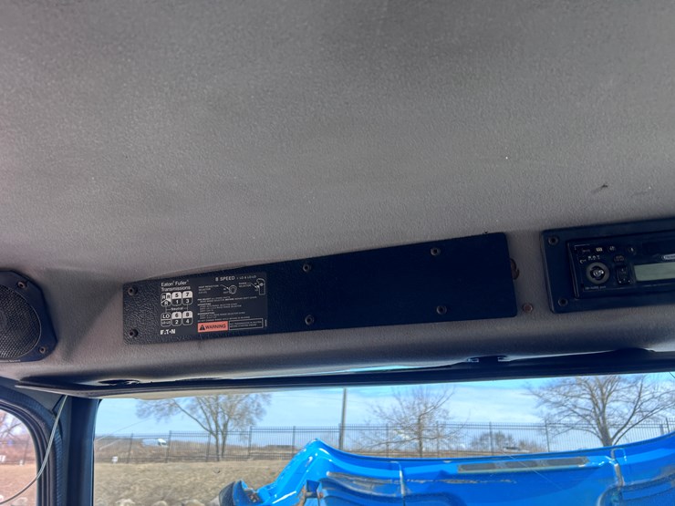 #1680-•-2003-freightliner-day-cab-truck-tractor-image-49