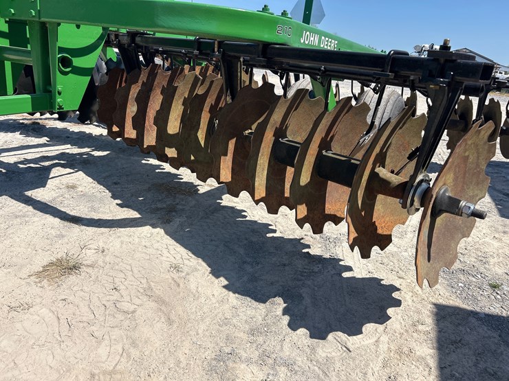 john-deere-210-image-11