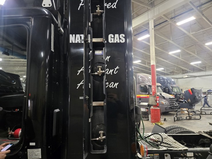 2015-kenworth-t680-image-42