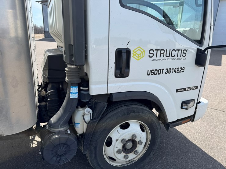 2019-isuzu-nrr-image-18