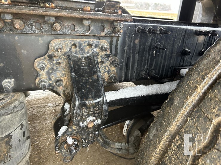 2015-volvo-vnl62t630-image-54