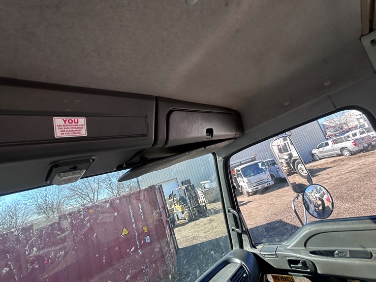 #1694-•-2004-isuzu-cab-and-chassis-image-44