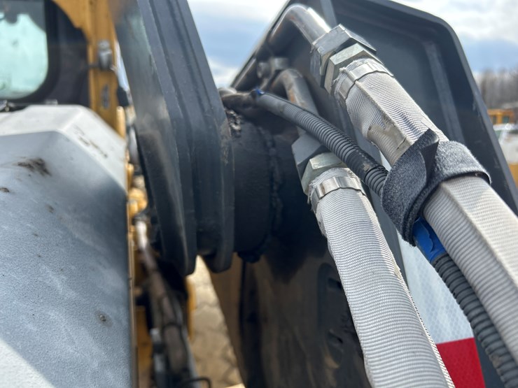 2020-deere-332g-image-25