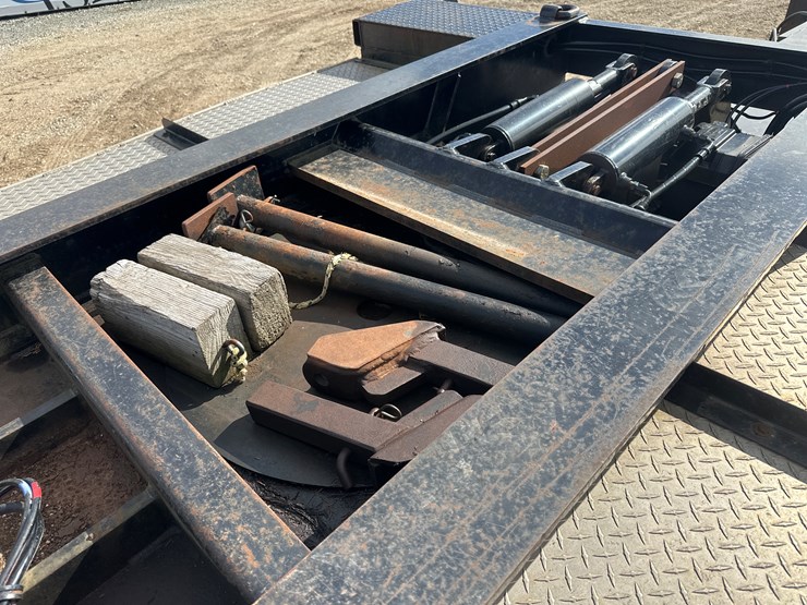 2010-massey-ferguson-8-image-16