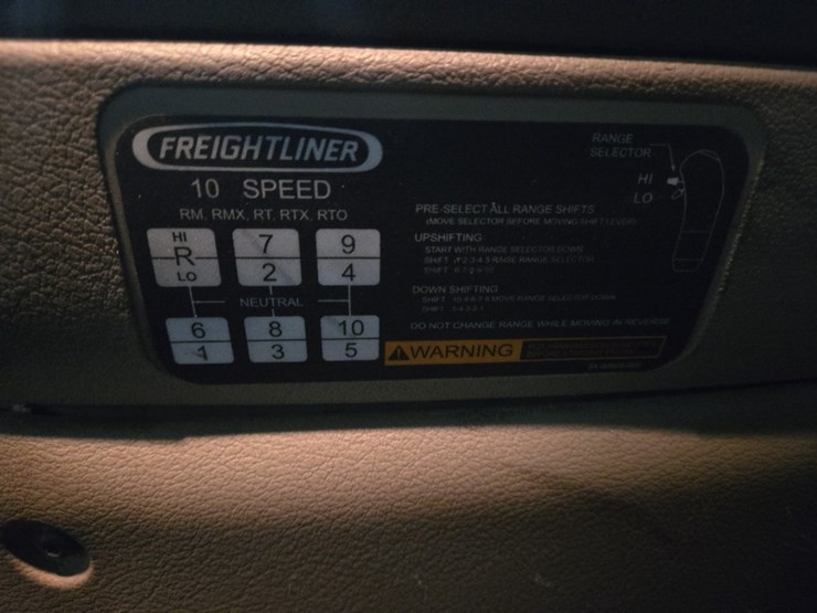 #2295-•-2016-freightliner-cascadia-day-cab-truck-tractor-image-64