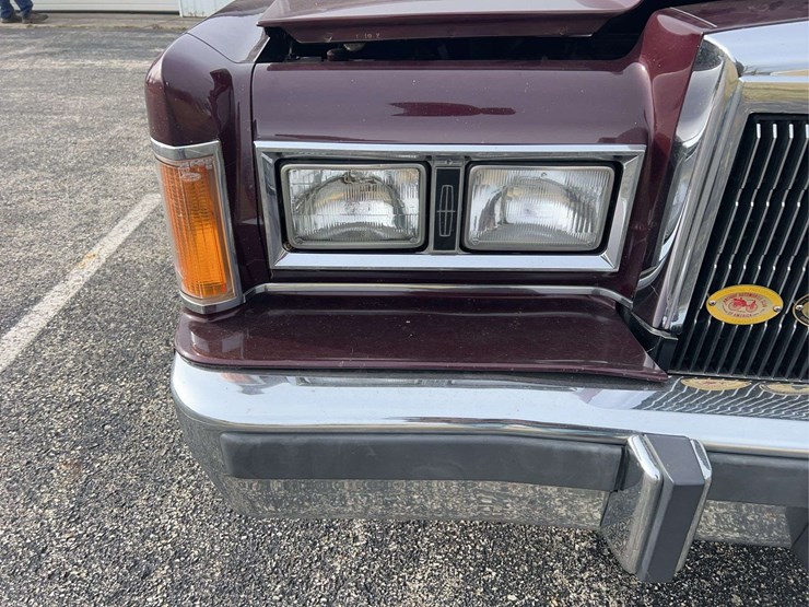 1989-lincoln-town-car-image-9