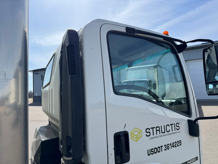 2019-isuzu-nrr-image-17