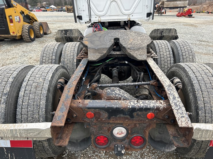 2017-massey-ferguson-8-image-18