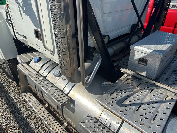 2014-massey-ferguson-8-image-45