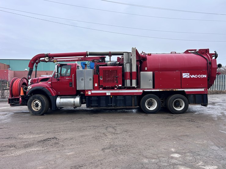 #1690-•-2013-international-7500-6x4-hydro-excavation-truck-image-2