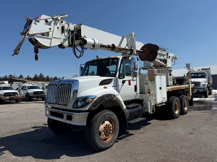 2010-international-7400-image-1