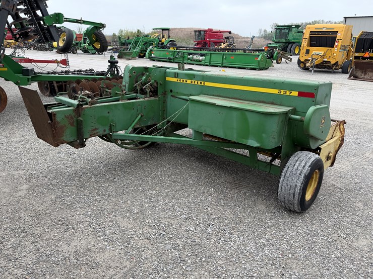 john-deere-337-image-4