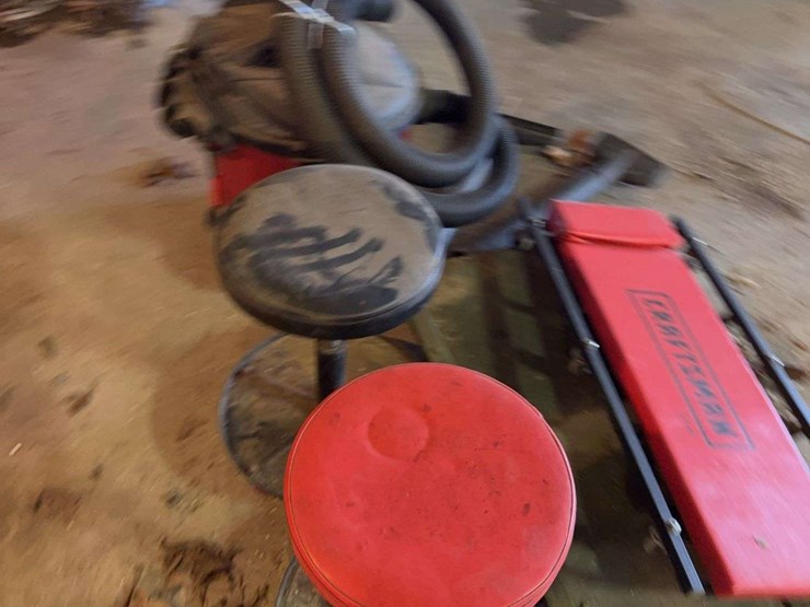 craftsman-creeper,-shop-vac,-and-stools-lot-image-3