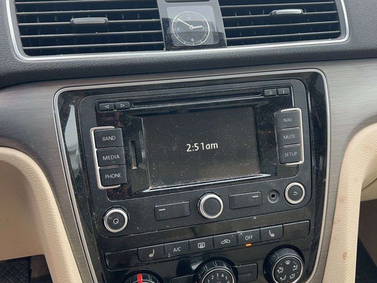 2014-volkswagen-passat-tdi-image-54