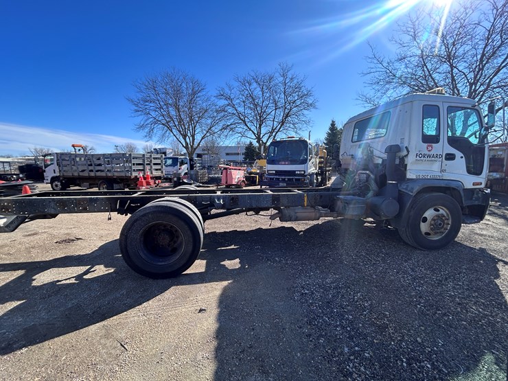 #1694-•-2004-isuzu-cab-and-chassis-image-6