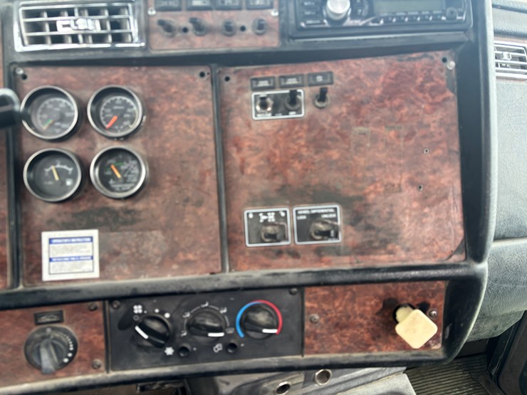 2004-kenworth-w900-image-35