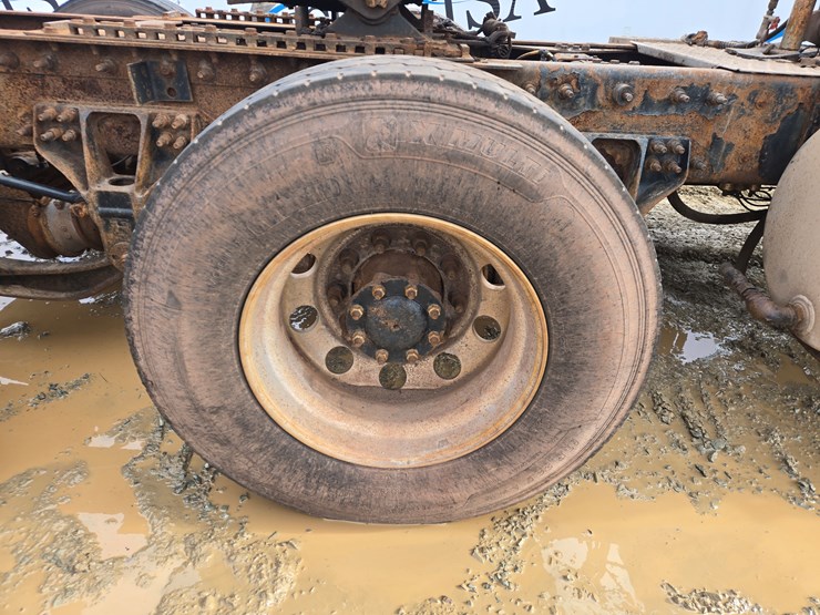 2014-massey-ferguson-8-image-65