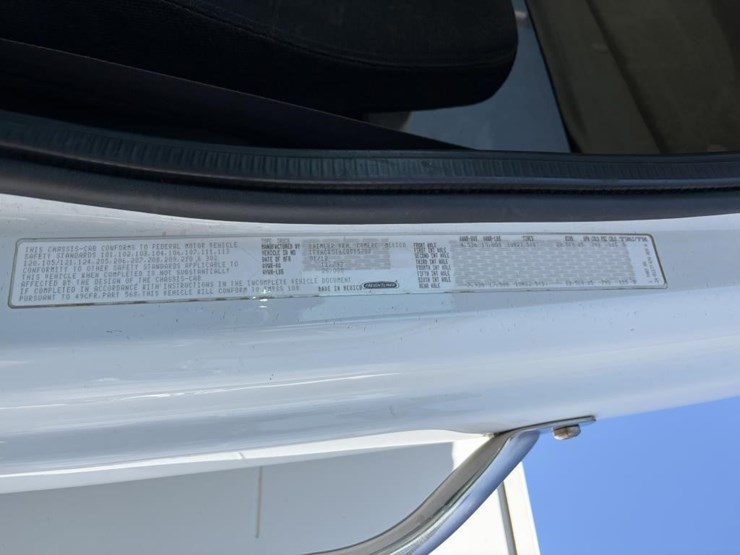 2012-freightliner-m2-106-image-18