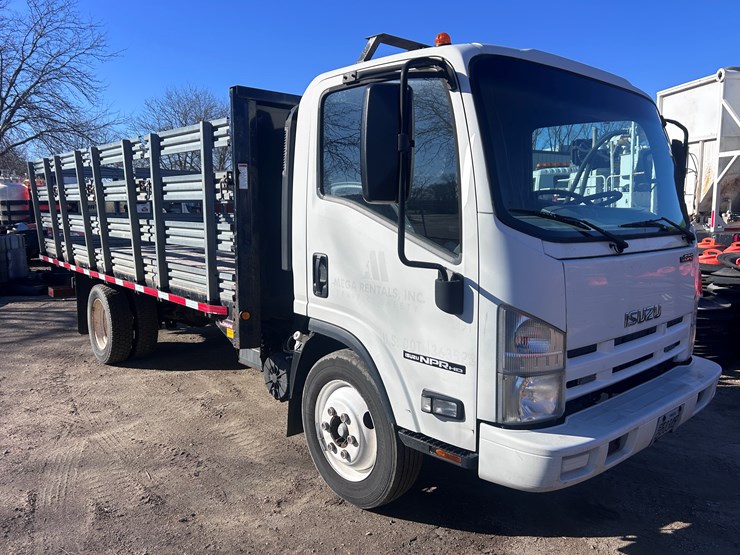 2013-isuzu-npr-image-7