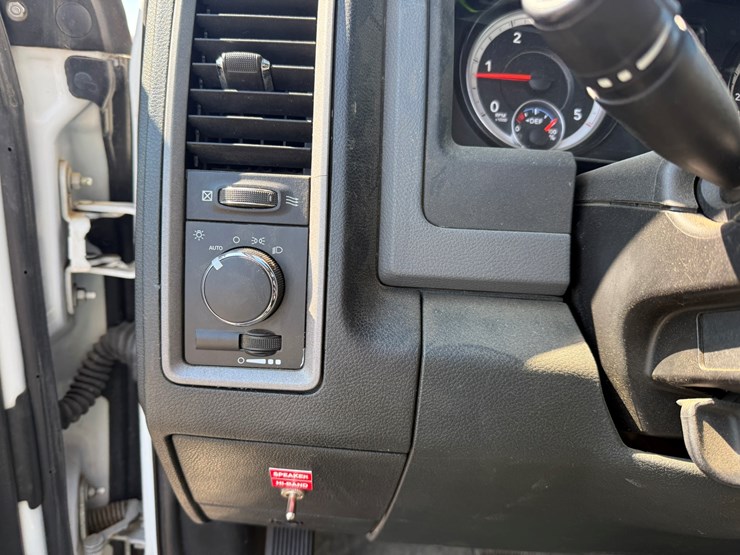 #1060-•-2015-ram-5500-heavy-duty-service-truck-image-37