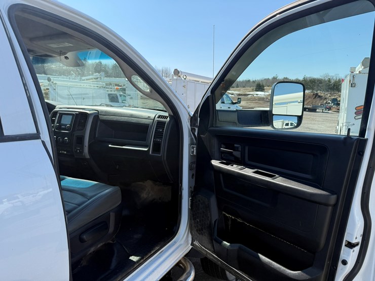 #1061-•-2016-ram-5500-heavy-duty-service-truck-image-34