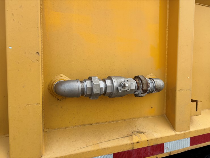 2005-gmc-t7500-image-74