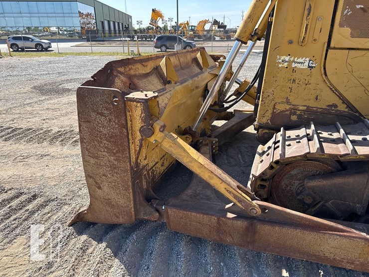 2011-caterpillar-d6t-image-9