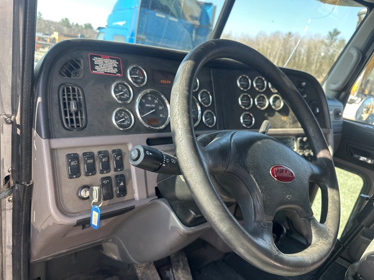 2013-peterbilt-365-image-35