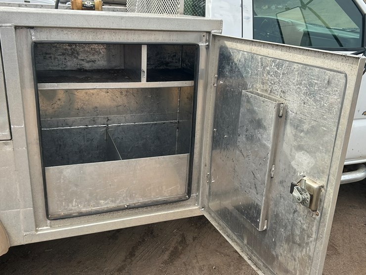 2004-chevrolet-3500-image-24