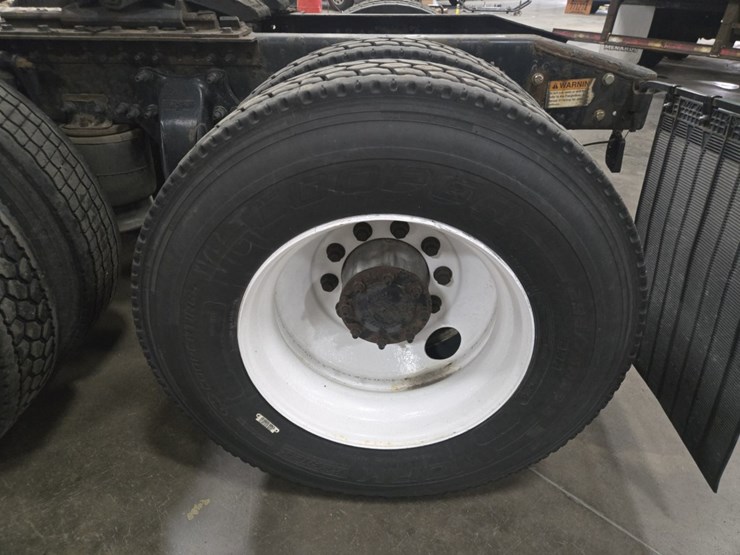 #2298-•-2015-freightliner-cascadia-day-cab-truck-tractor-image-76