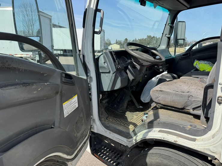 2019-isuzu-nrr-image-32