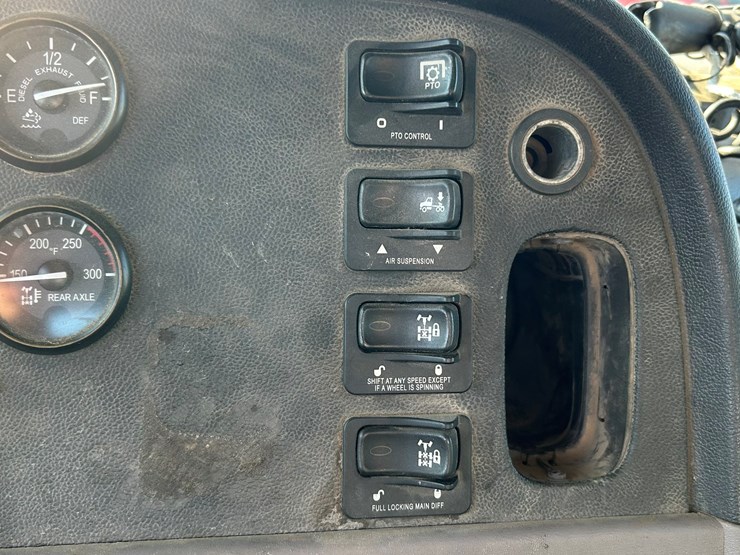 peterbilt-365-image-99