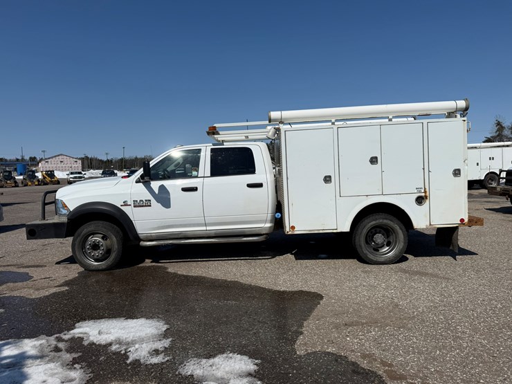 #1064-•-2015-ram-5500-heavy-duty-service-truck-image-2