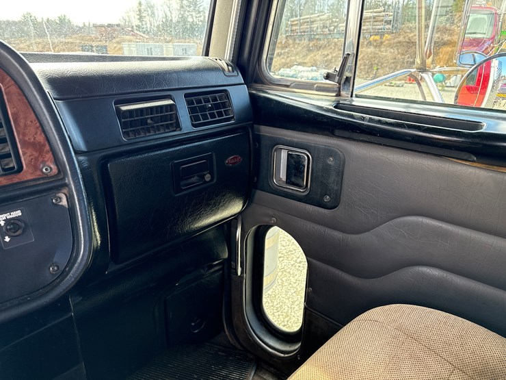 2004-peterbilt-378-image-47