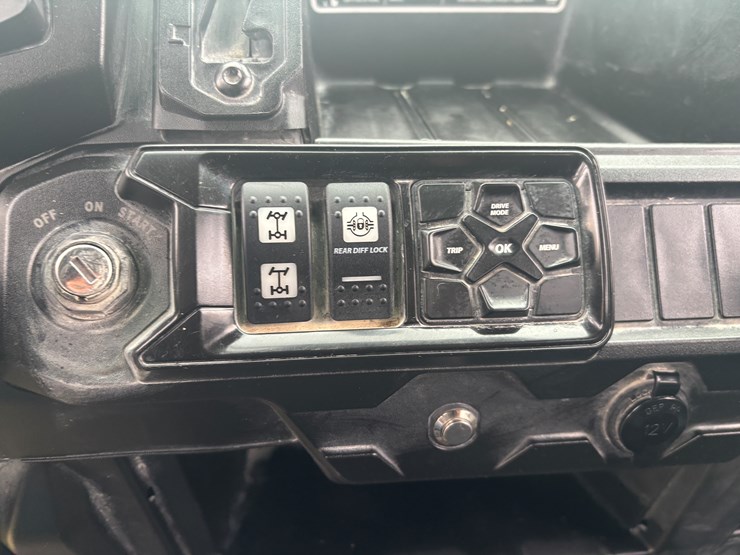 #2311-•-2023-can-am-hd-9-defender-xt-4x4-utv-image-43