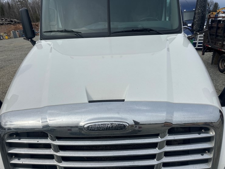 2017-massey-ferguson-8-image-11