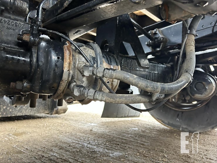 2015-volvo-vnl62t630-image-13