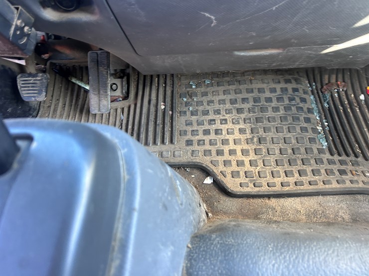 2013-isuzu-npr-image-55