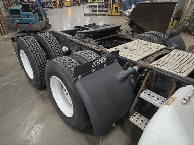 #2298-•-2015-freightliner-cascadia-day-cab-truck-tractor-image-28