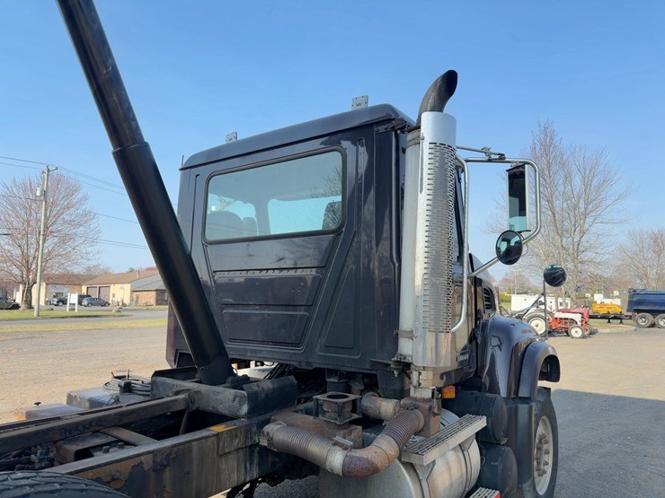 2006-mack-granite-cv713-image-19