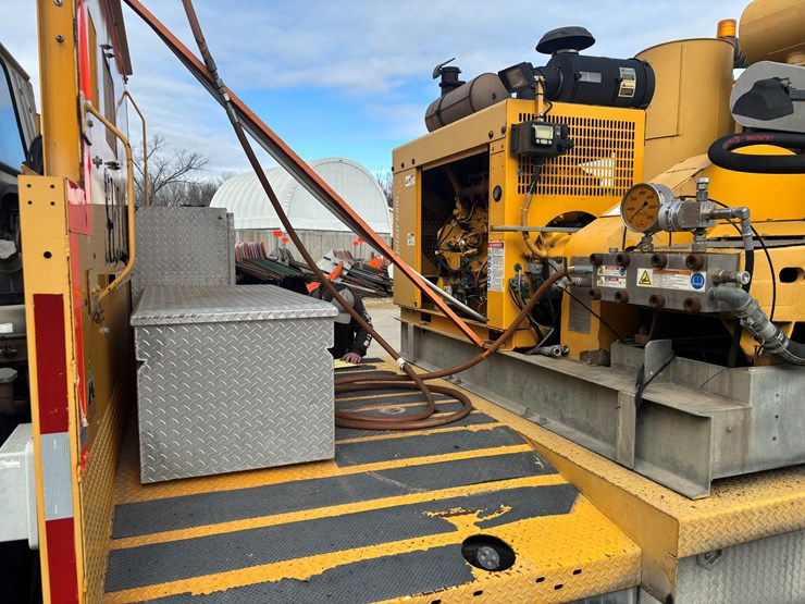 2005-gmc-t7500-image-30