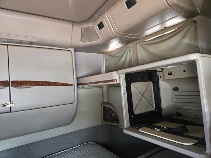 #1515-•-2005-international-9400i6x4-sleeper-cab-truck-tractor-image-44