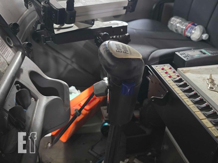 2012-freightliner-m2-106-image-25