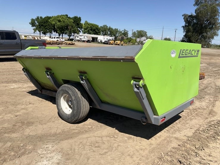 wilkey-lst400-9'x12'-hyd.-side-dump-nut-cart-image-4
