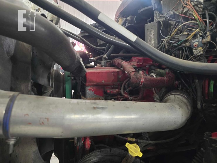 2012-freightliner-m2-106-image-32