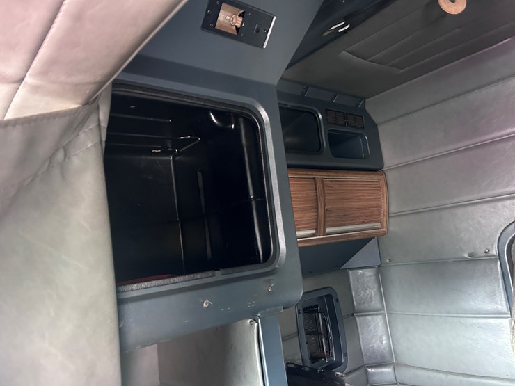 1998-peterbilt-379-image-60