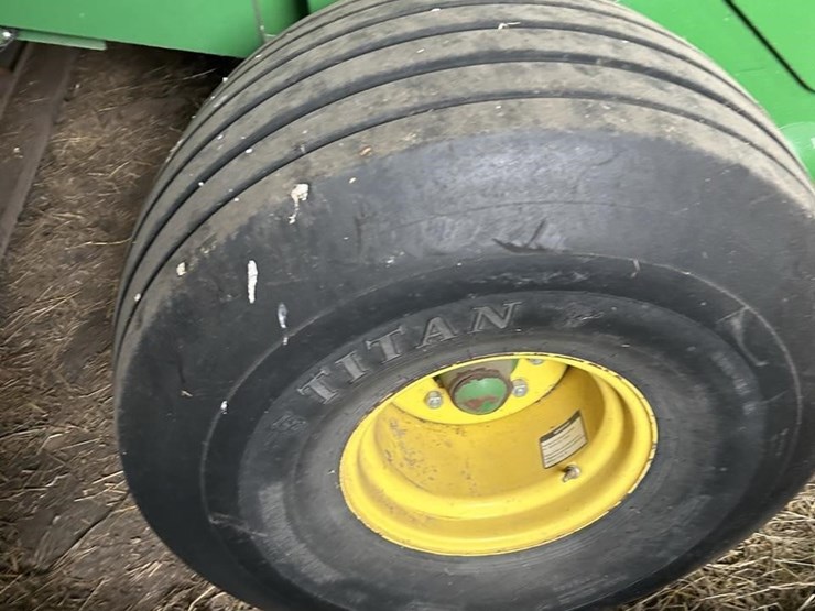 2011-john-deere-568-image-49