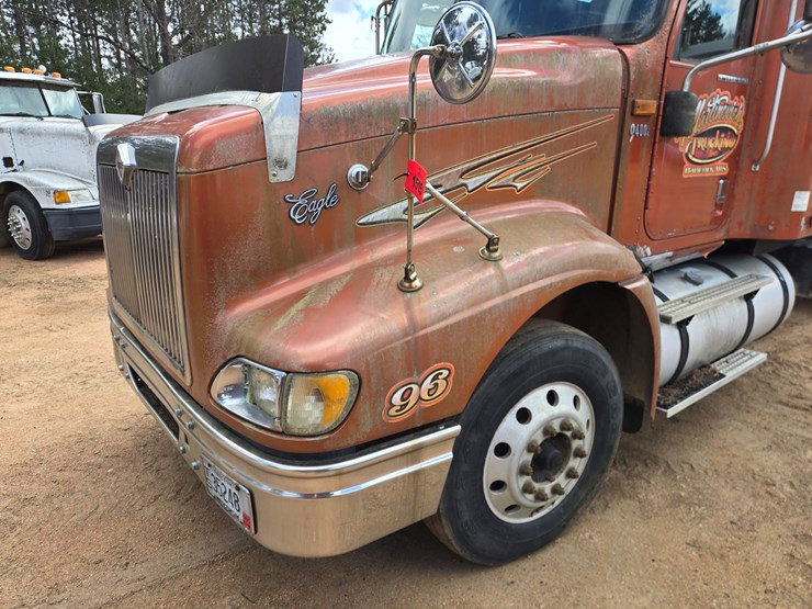 #1515-•-2005-international-9400i6x4-sleeper-cab-truck-tractor-image-8