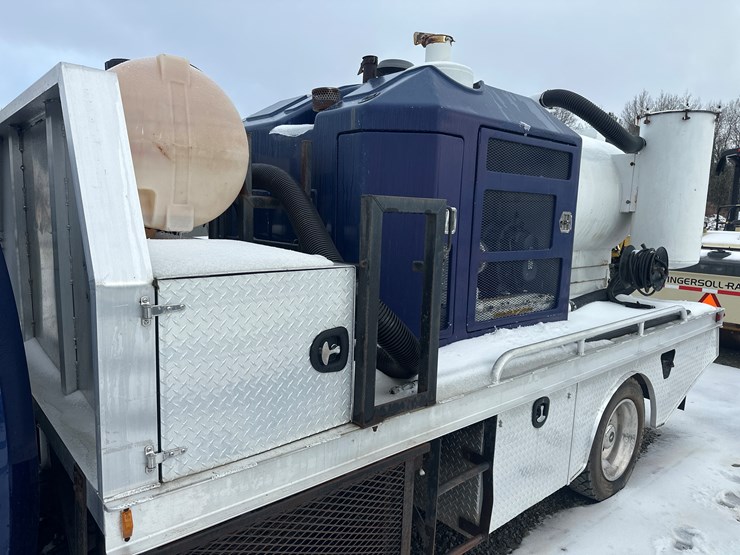 2012-massey-ferguson-8-image-16